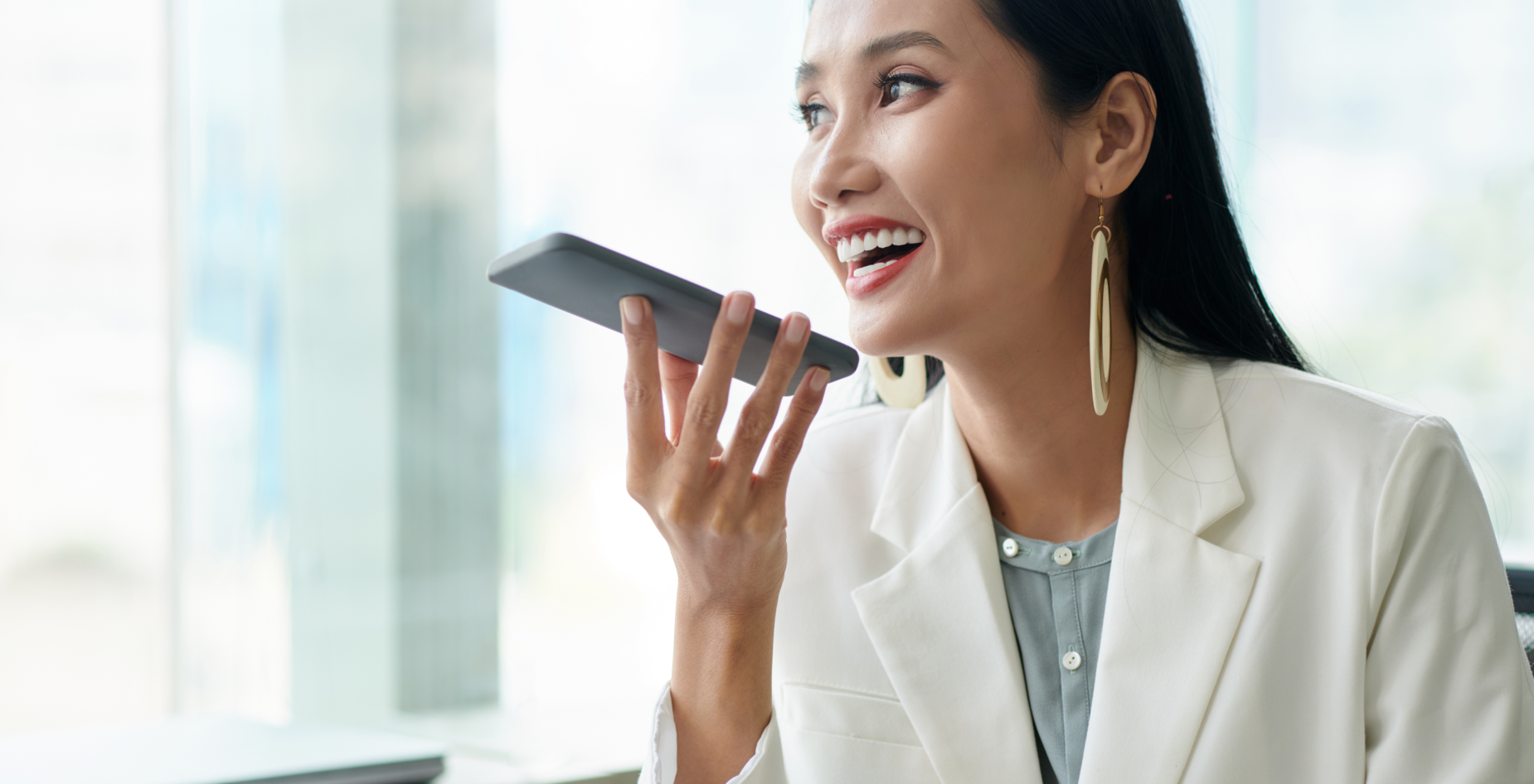 Professionnelle utilisant la recherche vocale et l’intelligence artificielle